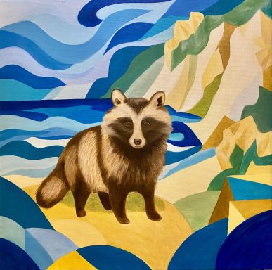 Waschbär vor einer bunten Landschaft mit Meer, Bergen und stilisierten Wellen.